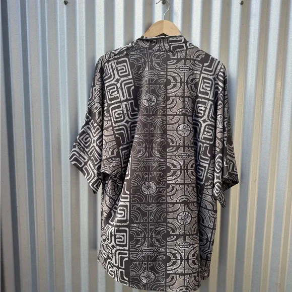 Manuhealii Black and White coverup - Picture 4 of 4